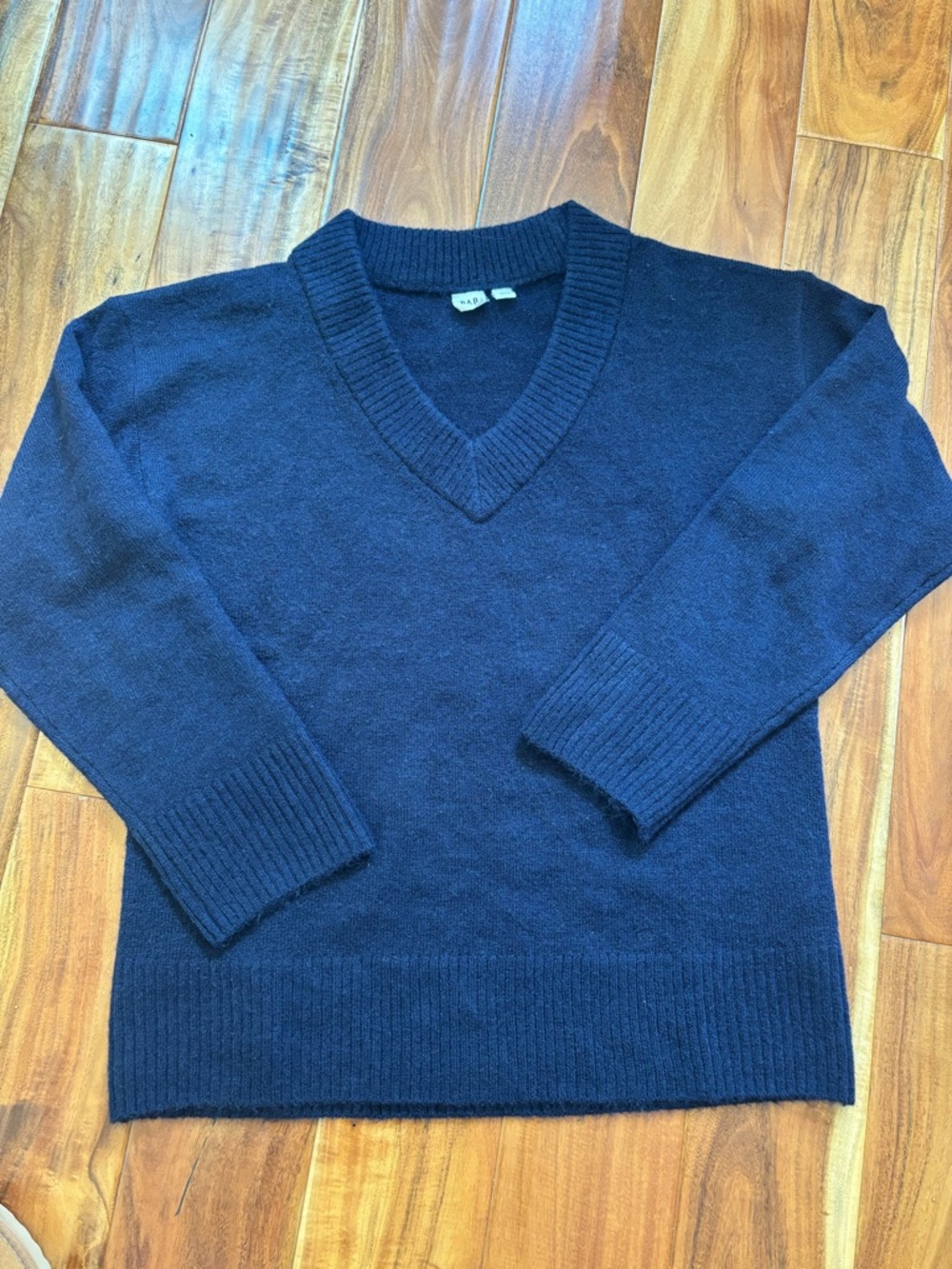 Gap Women’s V-neck Sweater Navy
